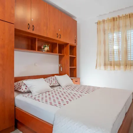 Angela Apartman *